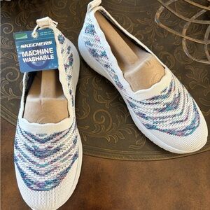 NEW Skechers Relaxed Fit Sneakers